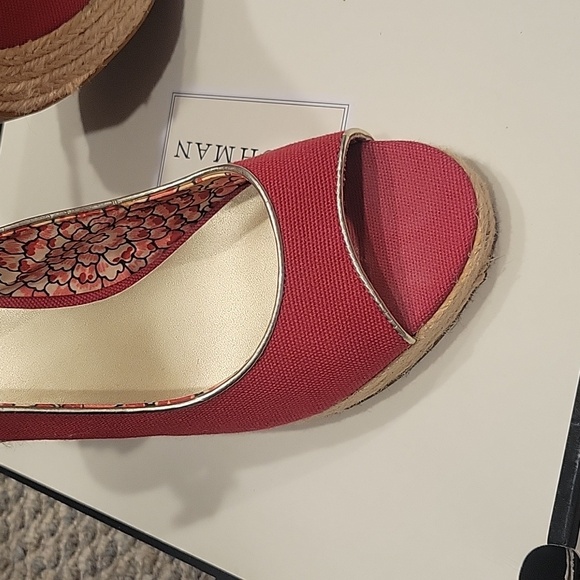 TAHARI Barb Red and Gold Chunky Heel - Picture 2 of 7